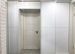 Готовая работа по установке дверей DUPLEX Дуб белый с оригинальным решением - шкаф вокруг двери