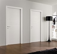 Гладкие белые двери в интерьере. Модель Флат